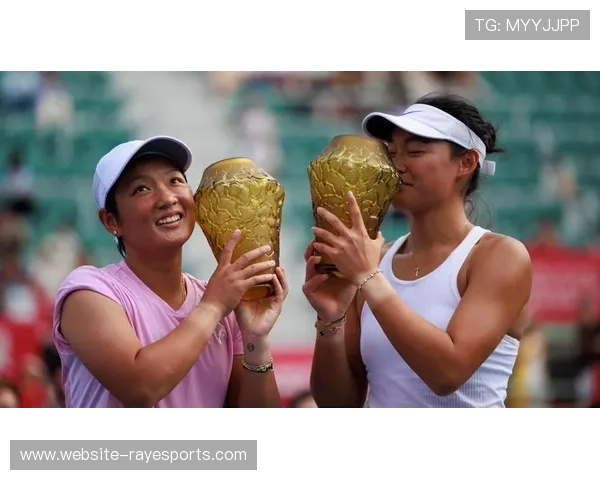 蒋欣玗携手王雅繁横扫全场 强势夺得香港WTA女双冠军