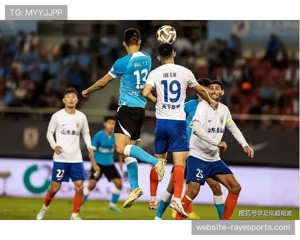 【2026年4月中超联赛·赛后·聚焦特写：终场哨响，浙江队老将穆谢奎与对方球员交换球衣